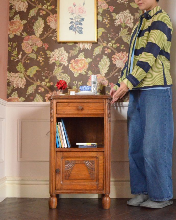 アンティークのキャビネット　アンティーク家具　フランスのアンティーク家具、大理石天板のベッドサイドカップボード。小さめの飾り棚なので、リビングや寝室、玄関などで試してみてください。(k-1600-f)