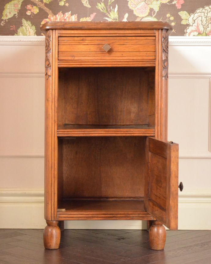 アンティークのキャビネット　アンティーク家具　フランスのアンティーク家具、大理石天板のベッドサイドカップボード。オープン棚には、ティッシュボックスやメガネケースなど入れておくと便利ですよ。(k-1600-f)