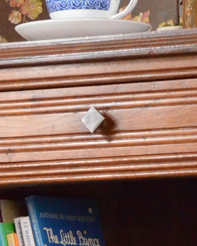 アンティークのキャビネット　アンティーク家具　フランスのアンティーク家具、大理石天板のベッドサイドカップボード。取っ手はシンプルなデザインです。(k-1600-f)