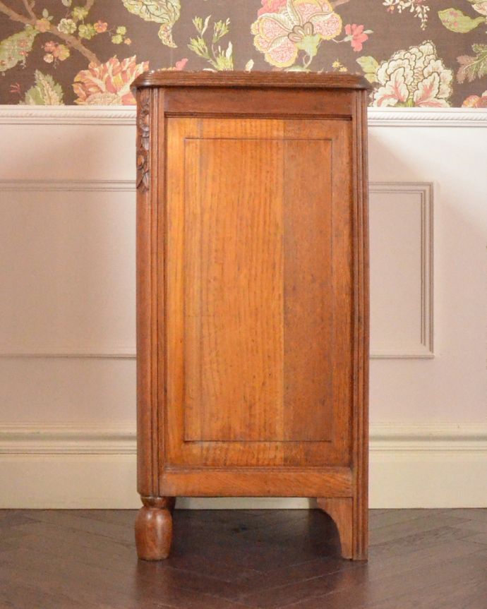 アンティークのキャビネット　アンティーク家具　フランスのアンティーク家具、大理石天板のベッドサイドカップボード。横から見てもステキです。(k-1600-f)