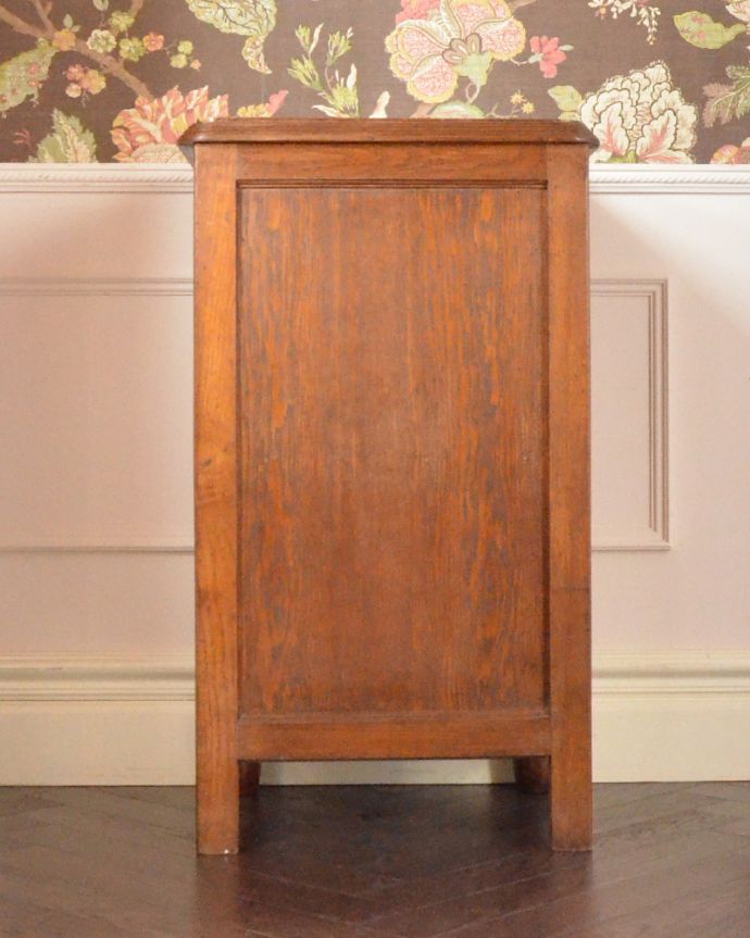 アンティークのキャビネット　アンティーク家具　フランスのアンティーク家具、大理石天板のベッドサイドカップボード。アンティークは新品ではないので、もちろん経年変化によるキズはありますが、専門の職人が目立たないようキレイにお直しをしているので、後姿までキレイです。(k-1600-f)