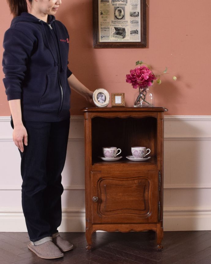 アンティークのキャビネット　アンティーク家具　ベッドサイドに置いて使えるフランス輸入のアンティーク家具、ベッドサイドカップボード。リビングや寝室、玄関など色々な場所で使えるスリムなサイズが魅力です。(k-1601-f-1)