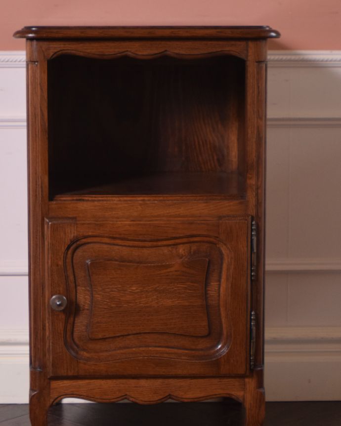 アンティークのキャビネット　アンティーク家具　ベッドサイドに置いて使えるフランス輸入のアンティーク家具、ベッドサイドカップボード。大人っぽいカラーで落ち着きがあります。(k-1601-f-1)