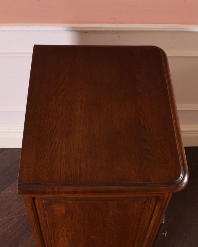 アンティークのキャビネット　アンティーク家具　ベッドサイドに置いて使えるフランス輸入のアンティーク家具、ベッドサイドカップボード。天板もピカピカにお直ししました。(k-1601-f-1)