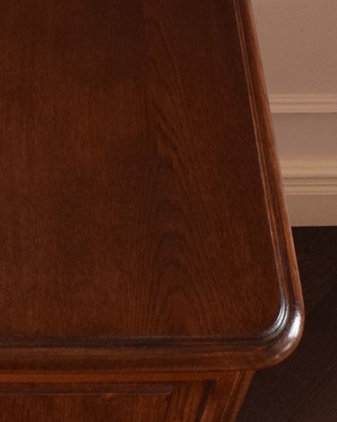 アンティークのキャビネット　アンティーク家具　ベッドサイドに置いて使えるフランス輸入のアンティーク家具、ベッドサイドカップボード。角は丸く仕上げているので、小さいお子さんがいるご家庭でも安心です。(k-1601-f-1)