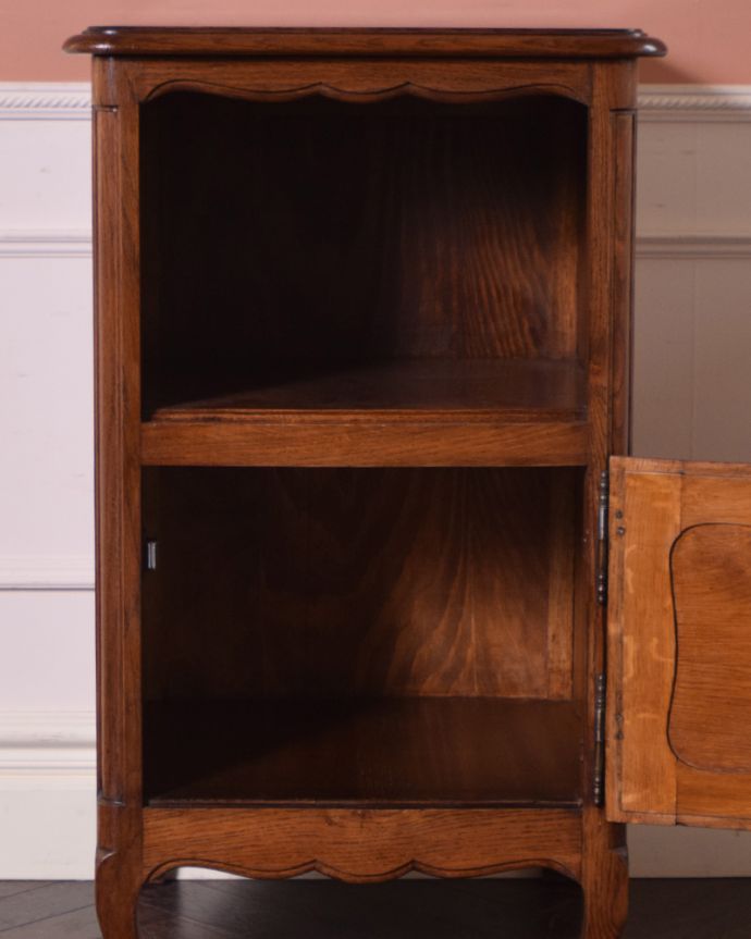 アンティークのキャビネット　アンティーク家具　ベッドサイドに置いて使えるフランス輸入のアンティーク家具、ベッドサイドカップボード。中もキレイに仕上げているので、安心して収納できます。(k-1601-f-1)