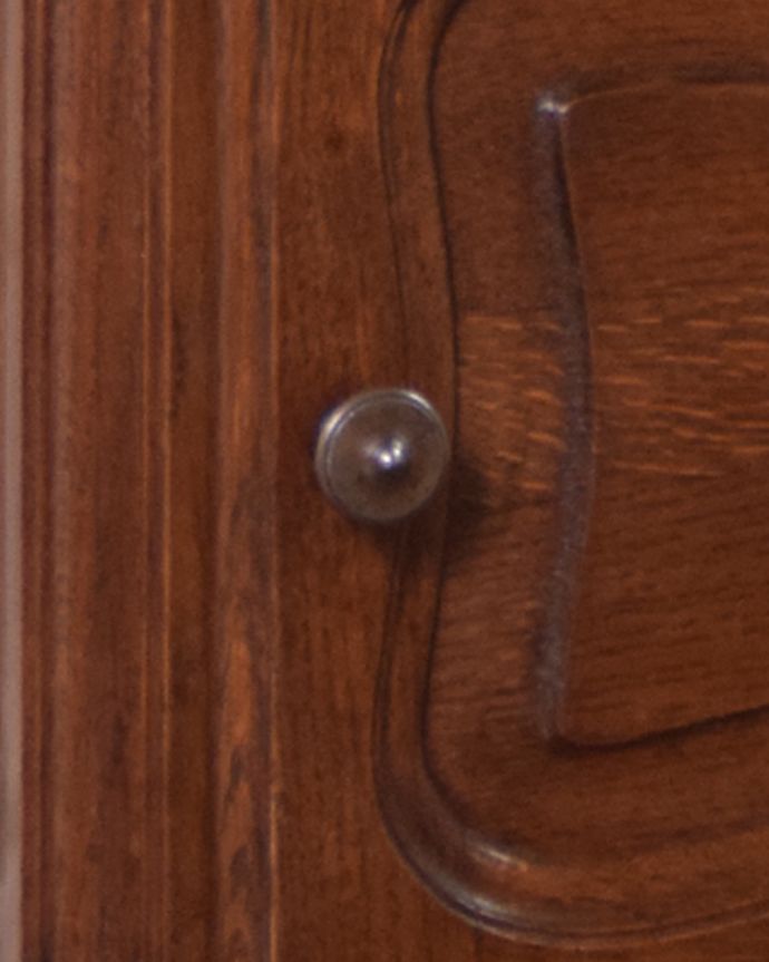 アンティークのキャビネット　アンティーク家具　ベッドサイドに置いて使えるフランス輸入のアンティーク家具、ベッドサイドカップボード。つまみやすい丸い取っ手が付いています。(k-1601-f-1)