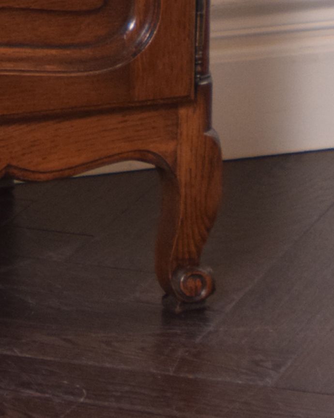 アンティークのキャビネット　アンティーク家具　ベッドサイドに置いて使えるフランス輸入のアンティーク家具、ベッドサイドカップボード。安定感のある脚がしっかり支えます。(k-1601-f-1)