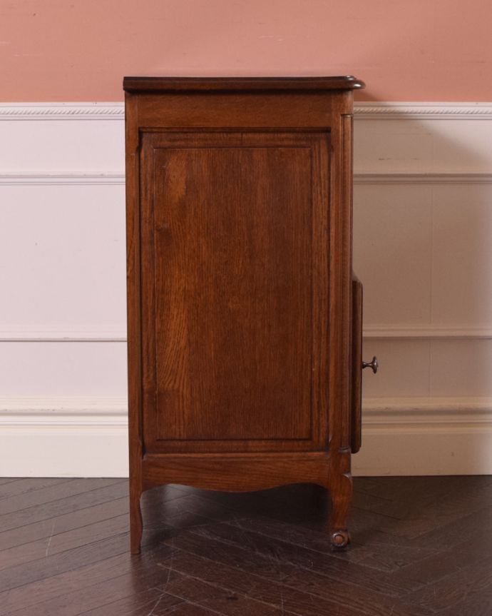 アンティークのキャビネット　アンティーク家具　ベッドサイドに置いて使えるフランス輸入のアンティーク家具、ベッドサイドカップボード。サイドも額縁みたいな高級感のある彫。(k-1601-f-1)