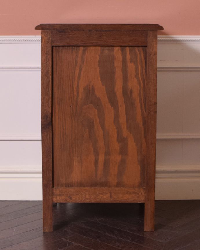 アンティークのキャビネット　アンティーク家具　ベッドサイドに置いて使えるフランス輸入のアンティーク家具、ベッドサイドカップボード。アンティークは新品ではないので、もちろん経年変化によるキズはありますが、専門の職人が目立たないようキレイにお直しをしているので、後姿までキレイです。(k-1601-f-1)