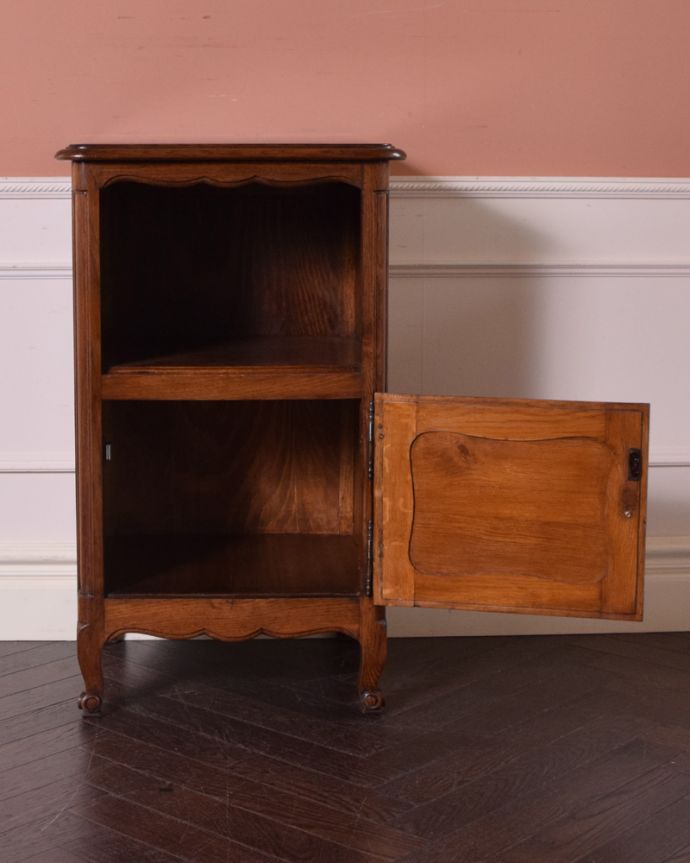 アンティークのキャビネット　アンティーク家具　ベッドサイドに置いて使えるフランス輸入のアンティーク家具、ベッドサイドカップボード。文庫本や漫画、リモコンなど近くに置いておきたいものを収納しておけばとっても便利ですよ。(k-1601-f-1)