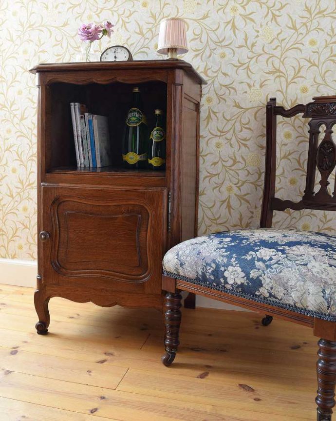アンティークのキャビネット　アンティーク家具　ベッドサイドに置いて使えるフランス輸入のアンティーク家具、ベッドサイドカップボード。玄関などの小さなスペースでも、小物入れて便利に使えます。(k-1601-f-1)