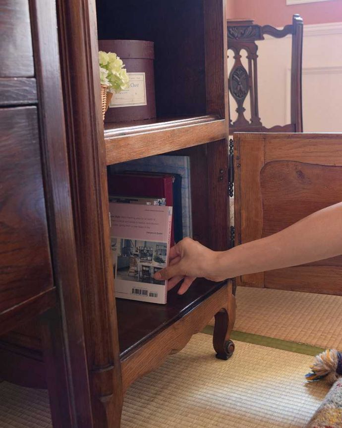 アンティークのキャビネット　アンティーク家具　ベッドサイドに置いて使えるフランス輸入のアンティーク家具、ベッドサイドカップボード。扉の中は本も入るので、本棚として使っても良いですね。(k-1601-f-1)