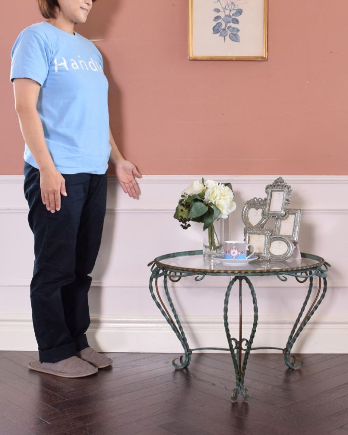 アンティークのテーブル　アンティーク家具　おシャレなアイアン脚のアンティークガラストップコーヒーテーブル。コンパクトなので、どこでも運んでお使い頂けます。(k-1602-f)