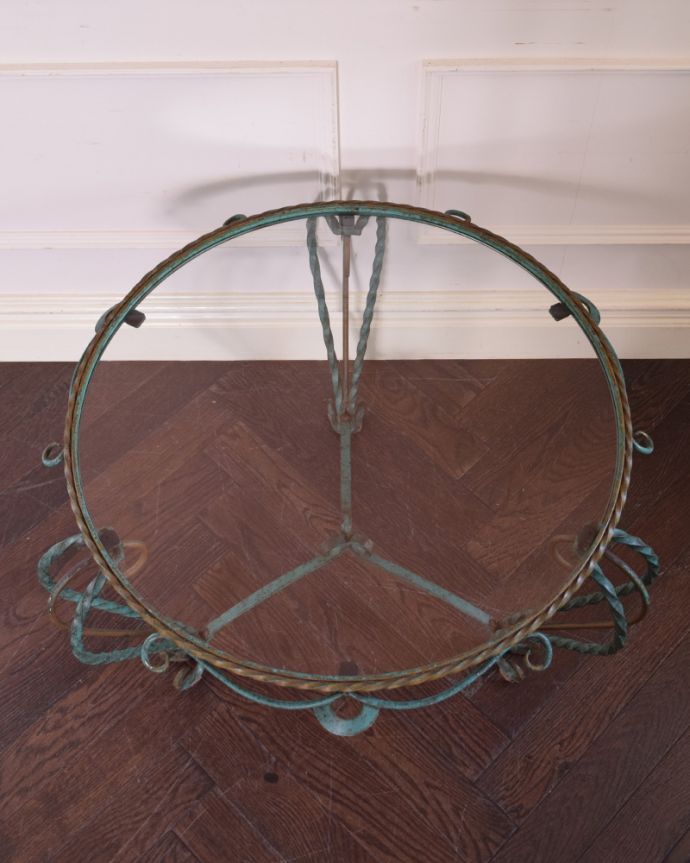アンティークのテーブル　アンティーク家具　おシャレなアイアン脚のアンティークガラストップコーヒーテーブル。丸い形をした天板です。(k-1602-f)
