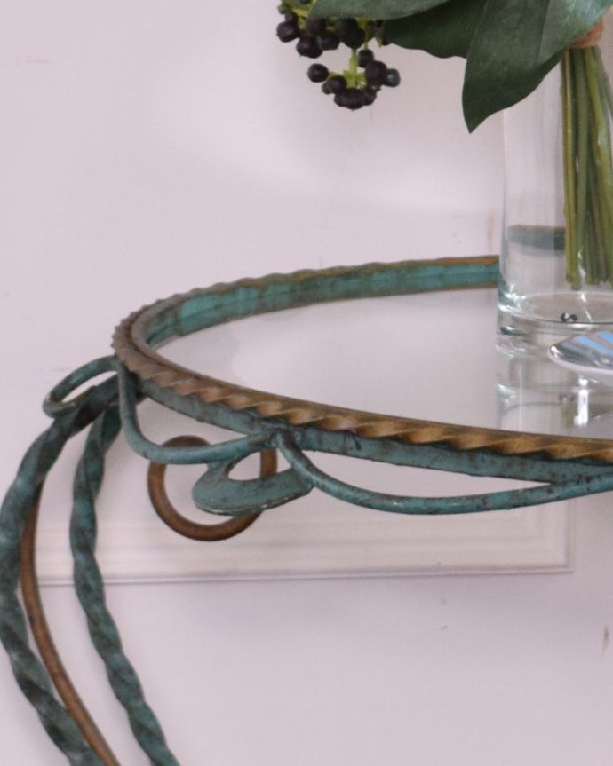 アンティークのテーブル　アンティーク家具　おシャレなアイアン脚のアンティークガラストップコーヒーテーブル。繊細な装飾がフレームの隅々にまでデザインされています。(k-1602-f)