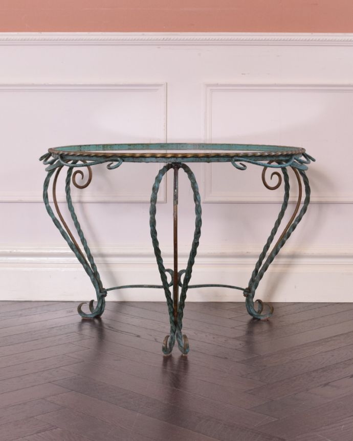 アンティークのテーブル　アンティーク家具　おシャレなアイアン脚のアンティークガラストップコーヒーテーブル。アンティークは新品ではないので、もちろん経年変化によるキズはありますが、専門の職人が目立たないようキレイにお直しをしているので、後姿までキレイです。(k-1602-f)