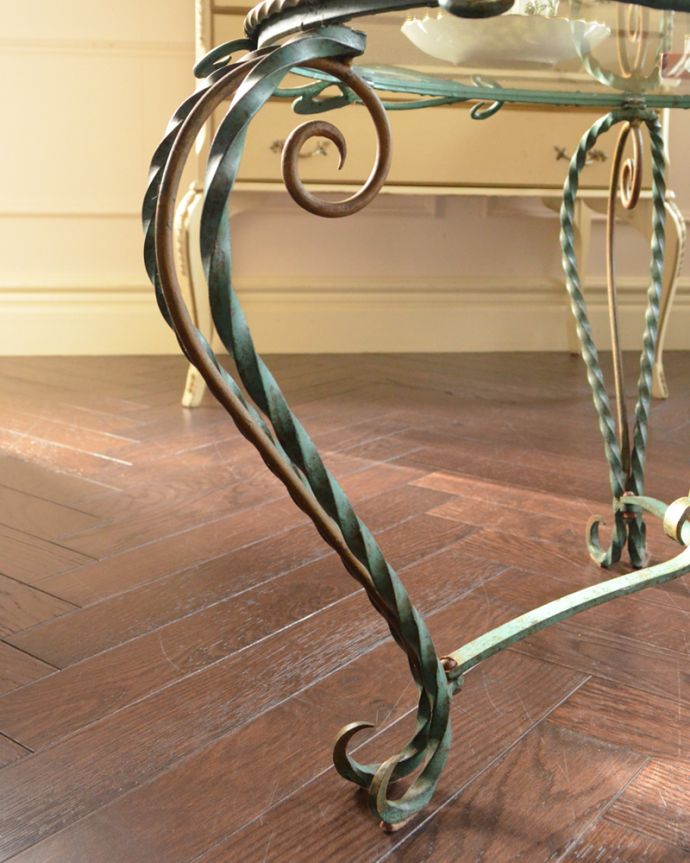 アンティークのテーブル　アンティーク家具　おシャレなアイアン脚のアンティークガラストップコーヒーテーブル。脚のデザインが女性らしくキレイです。(k-1602-f)