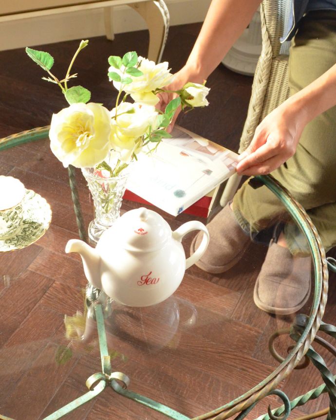 アンティークのテーブル　アンティーク家具　おシャレなアイアン脚のアンティークガラストップコーヒーテーブル。天板がガラスだから、なんでも乗せて使えて便利。(k-1602-f)