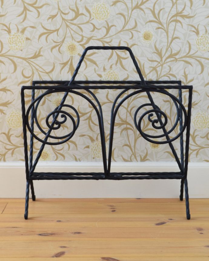 マガジンラック　アンティーク家具　フランスで見つけたお洒落なアイアン製のアンティークマガジンラック。木製と違ったアイアンならではのデザインが、インテリアのワンポイントになりそうです。(k-1603-f)