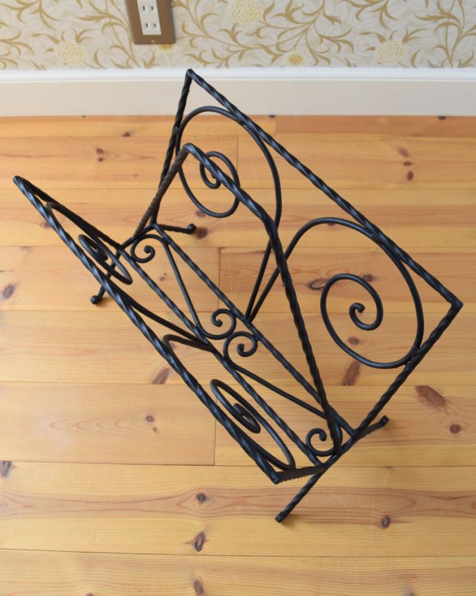 マガジンラック　アンティーク家具　フランスで見つけたお洒落なアイアン製のアンティークマガジンラック。奥行きも浅いので置く場所も選びません。(k-1603-f)