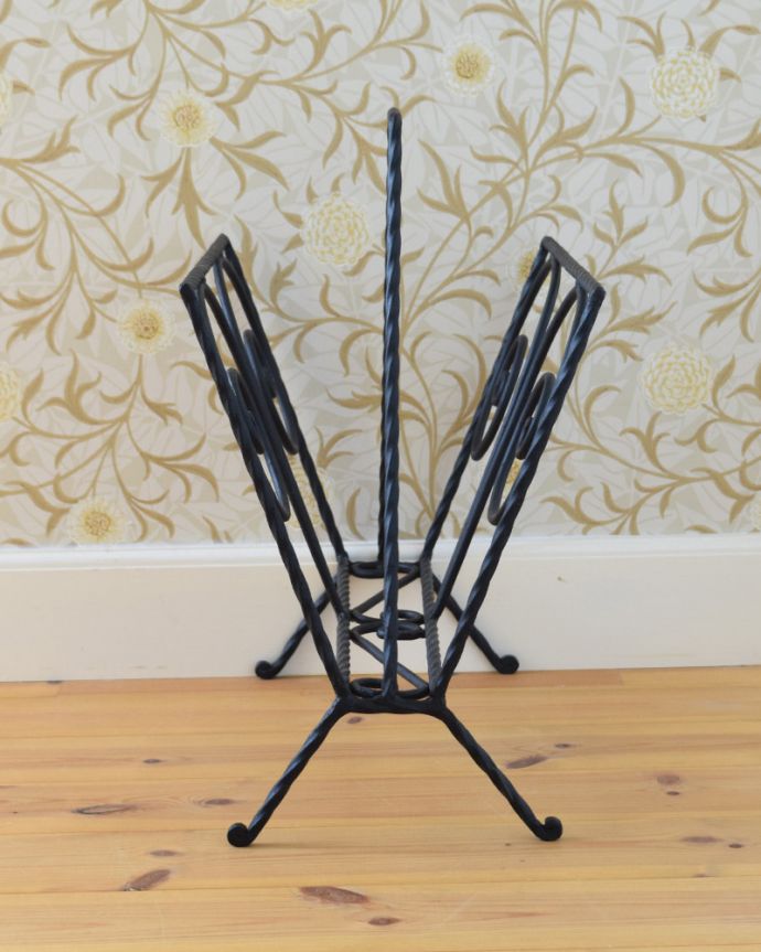 マガジンラック　アンティーク家具　フランスで見つけたお洒落なアイアン製のアンティークマガジンラック。※アンティークは新品ではないので、経年変化によるキズはありますが、専門の職人によって目立たないようにキレイにお直しをしています。(k-1603-f)