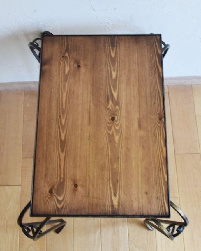 ロイドテーブル　アンティーク家具　フランスで見つけたアンティーク家具、木製天板×アイアン脚がおしゃれなコーヒーテーブル（オケージョナルテーブル）。天板は木製です。(k-1604-f)