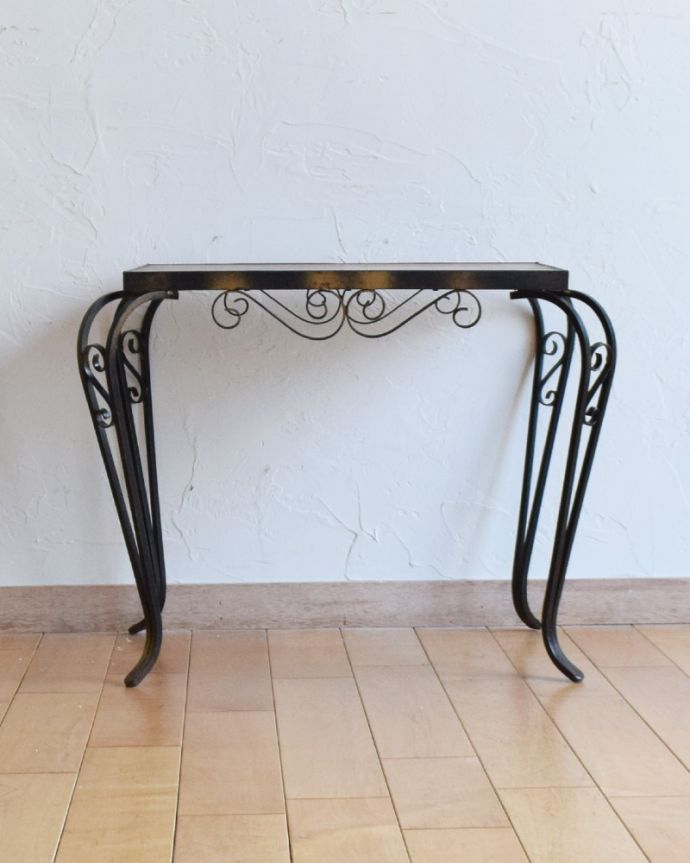 ロイドテーブル　アンティーク家具　フランスで見つけたアンティーク家具、木製天板×アイアン脚がおしゃれなコーヒーテーブル（オケージョナルテーブル）。クルクルしたアイアンがお洒落です。(k-1604-f)