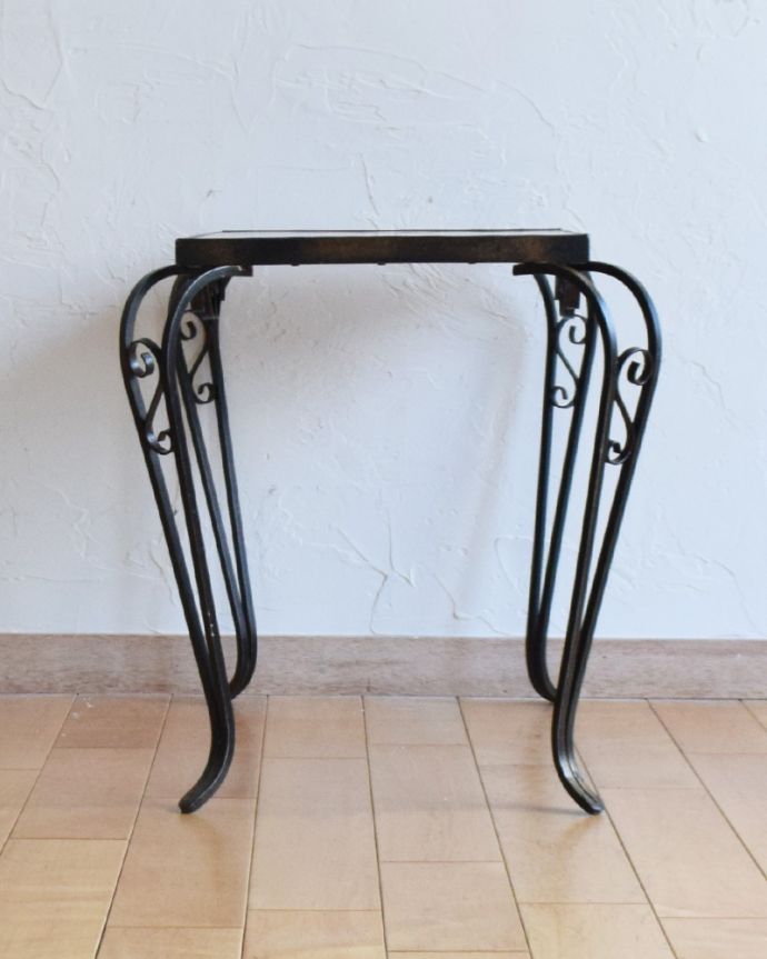 ロイドテーブル　アンティーク家具　フランスで見つけたアンティーク家具、木製天板×アイアン脚がおしゃれなコーヒーテーブル（オケージョナルテーブル）。脚のデザインが凝っていますが、奥行が浅く圧迫感はありません。(k-1604-f)