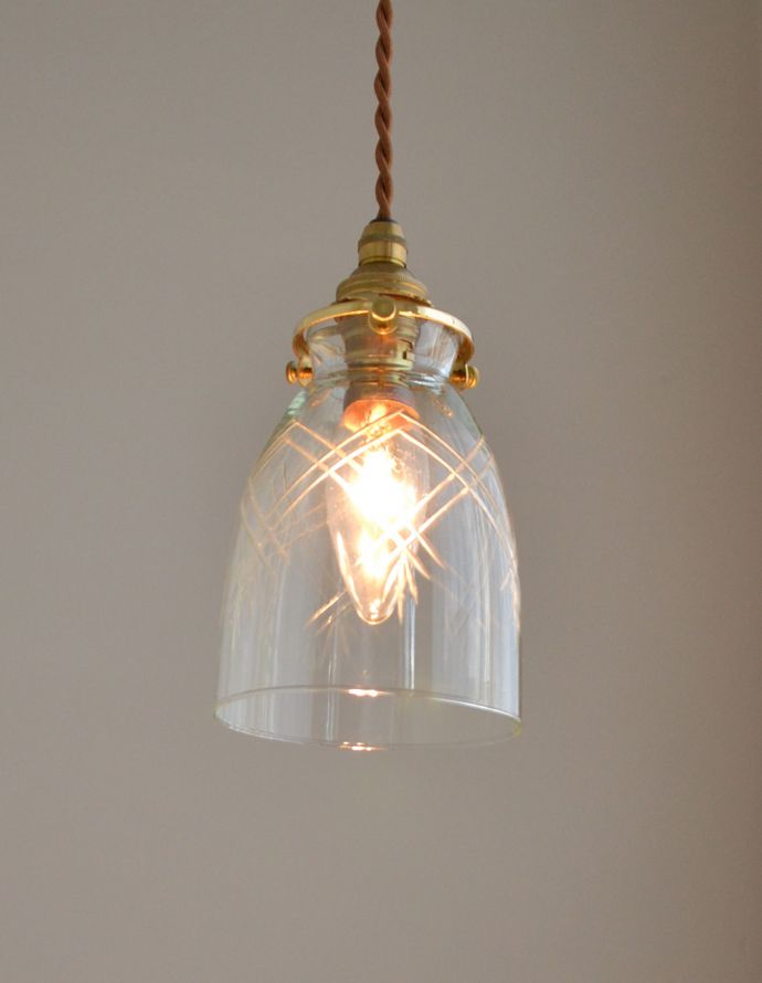 ペンダントライト　照明・ライティング　和テイストのアンティーク照明、クリアガラスのペンダントライト（コード・シャンデリア電球・ギャラリーA付き） 。明かりを点けると、カッティングされているデザインの所に光が反射してきらきら輝きます。(k-1604-z)