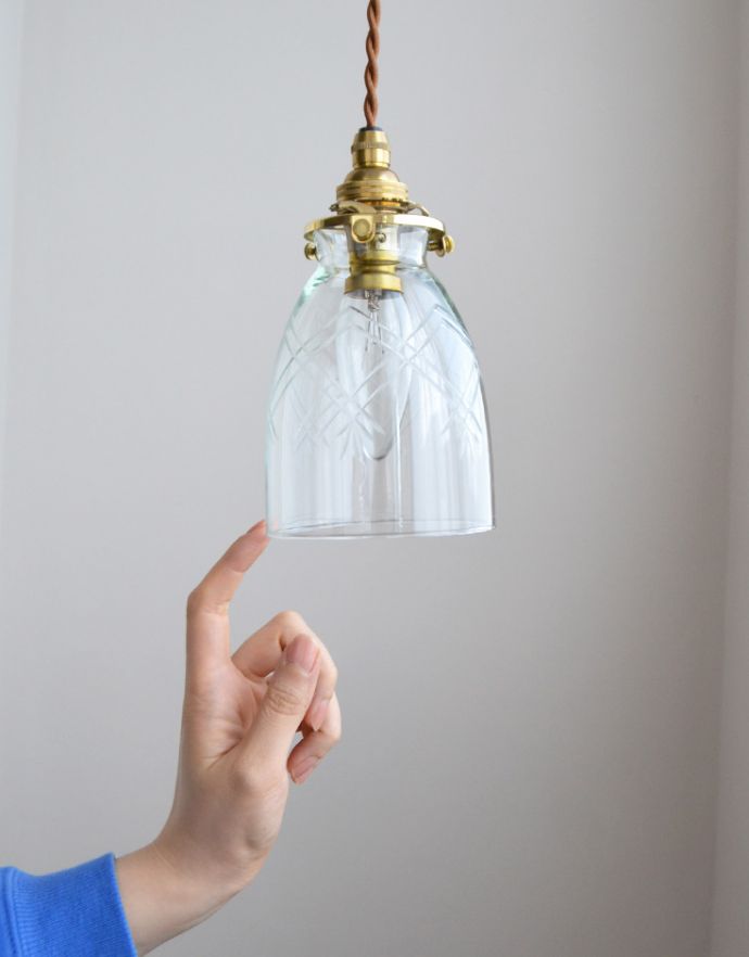 ペンダントライト　照明・ライティング　和テイストのアンティーク照明、クリアガラスのペンダントライト（コード・シャンデリア電球・ギャラリーA付き） 。アンティークのガラスは、光を通すとなんとも言えないステキな雰囲気でお部屋を照らしてくれます。(k-1604-z)