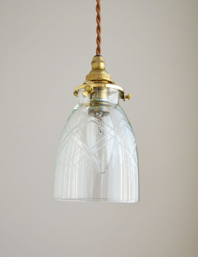 ペンダントライト　照明・ライティング　和テイストのアンティーク照明、クリアガラスのペンダントライト（コード・シャンデリア電球・ギャラリーA付き） 。【 シェードのサイズ 】直径10×高さ13.5cmコードは50、80cm以外にも、ご希望の長さで加工してお届けします。(k-1604-z)