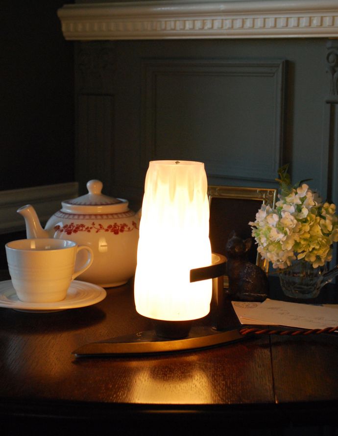 スタンドライト　照明・ライティング　イギリスで見つけた、ミルクガラスが優しく灯るアンティークテーブルランプ（Ｅ17シャンデリア球付）。隅々までこだわったデザインなのでどこから見ても楽しめます。(k-1606-z)