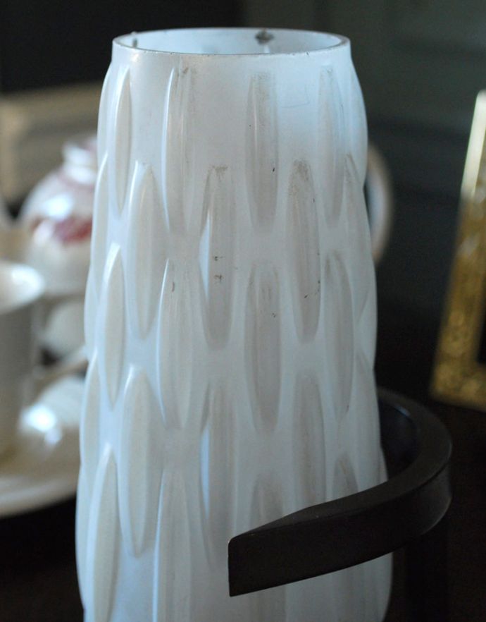 スタンドライト　照明・ライティング　イギリスで見つけた、ミルクガラスが優しく灯るアンティークテーブルランプ（Ｅ17シャンデリア球付）。照明が付いていないときもオブジェのようにしてお部屋を彩ってくれます。(k-1606-z)