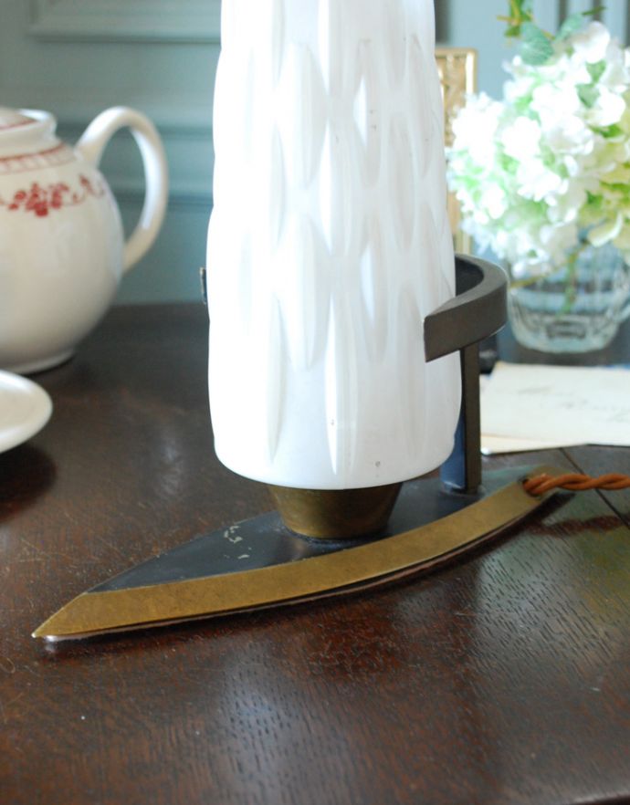 スタンドライト　照明・ライティング　イギリスで見つけた、ミルクガラスが優しく灯るアンティークテーブルランプ（Ｅ17シャンデリア球付）。アンティークのため、多少の欠け・傷がある場合がありますが、使用上問題はありませんので、ご了承下さい。(k-1606-z)