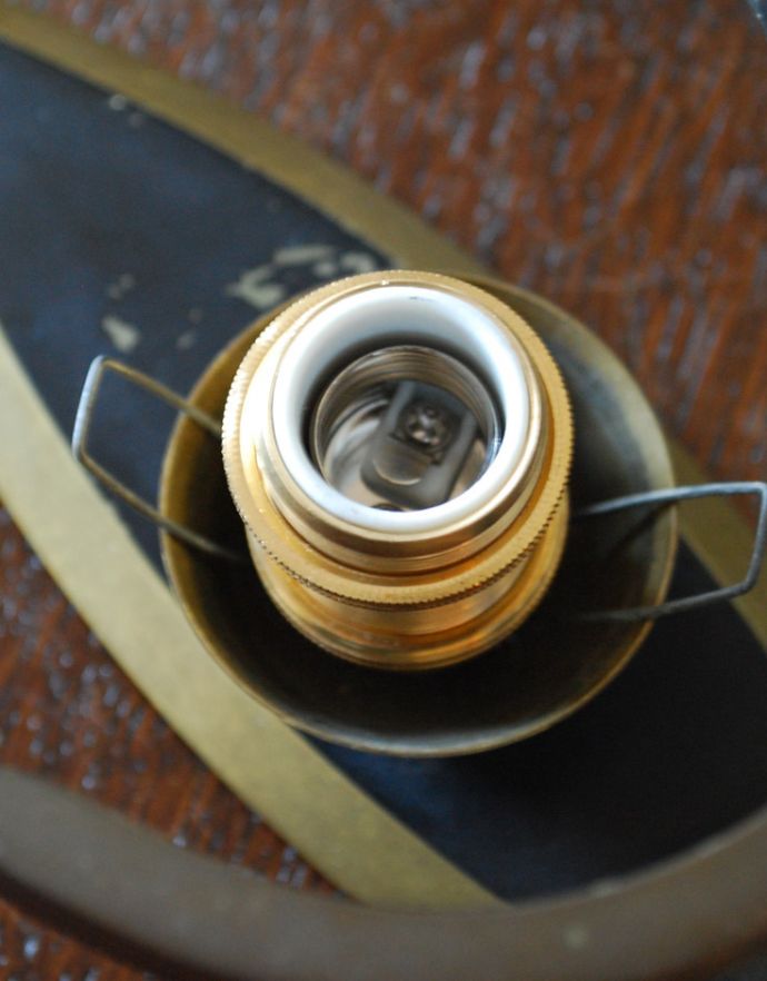 スタンドライト　照明・ライティング　イギリスで見つけた、ミルクガラスが優しく灯るアンティークテーブルランプ（Ｅ17シャンデリア球付）。しっかりオーバーホウルをしたので、ご安心下さい。(k-1606-z)