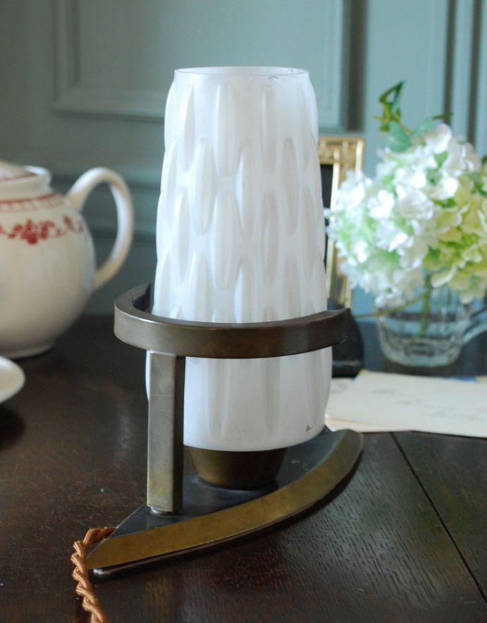 スタンドライト　照明・ライティング　イギリスで見つけた、ミルクガラスが優しく灯るアンティークテーブルランプ（Ｅ17シャンデリア球付）。裏側はこんな感じです。(k-1606-z)