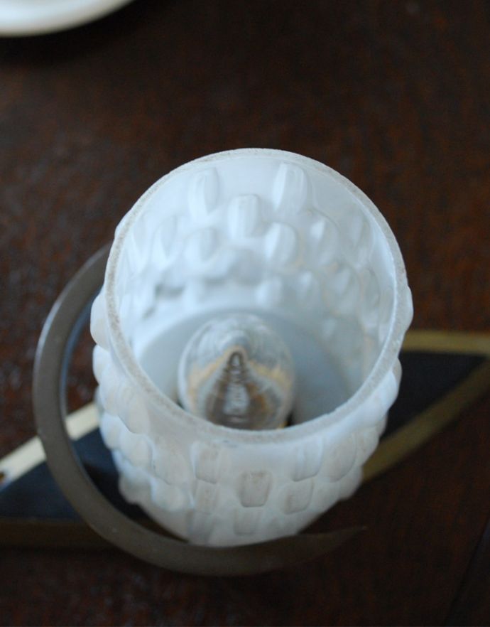 スタンドライト　照明・ライティング　イギリスで見つけた、ミルクガラスが優しく灯るアンティークテーブルランプ（Ｅ17シャンデリア球付）。存在感のある素敵なテーブルランプ。(k-1606-z)