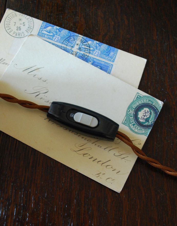 スタンドライト　照明・ライティング　イギリスで見つけた、ミルクガラスが優しく灯るアンティークテーブルランプ（Ｅ17シャンデリア球付）。手元で切り替えが出来るタイプです。(k-1606-z)