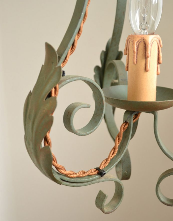 シャンデリア　照明・ライティング　大人フレンチなアンティーク照明、ペイント仕上げのフランスで見つけたランプ（Ｅ17シャンデリア球付）。昼間は存在感のあるインテリアとしてお部屋を明るくしてくれますよ。(k-1607-z)