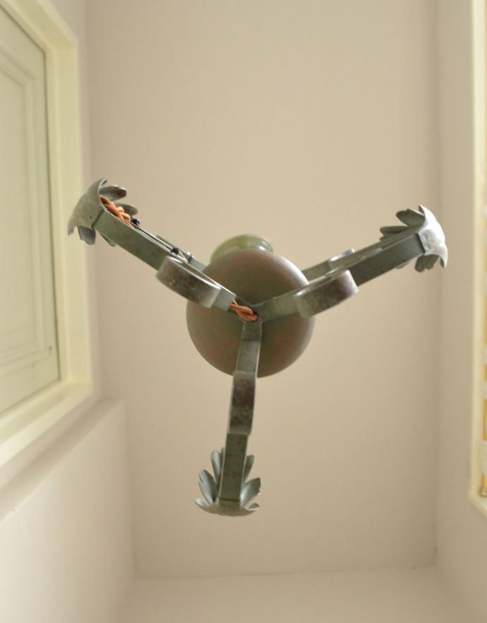 シャンデリア　照明・ライティング　大人フレンチなアンティーク照明、ペイント仕上げのフランスで見つけたランプ（Ｅ17シャンデリア球付）。テーブルの下から見上げるとこんなイメージです。(k-1607-z)