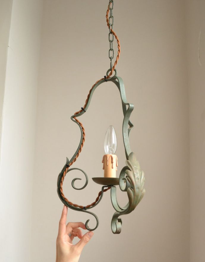 シャンデリア　照明・ライティング　大人フレンチなアンティーク照明、ペイント仕上げのフランスで見つけたランプ（Ｅ17シャンデリア球付）。取り付けやすい小ぶりなサイズです。(k-1607-z)