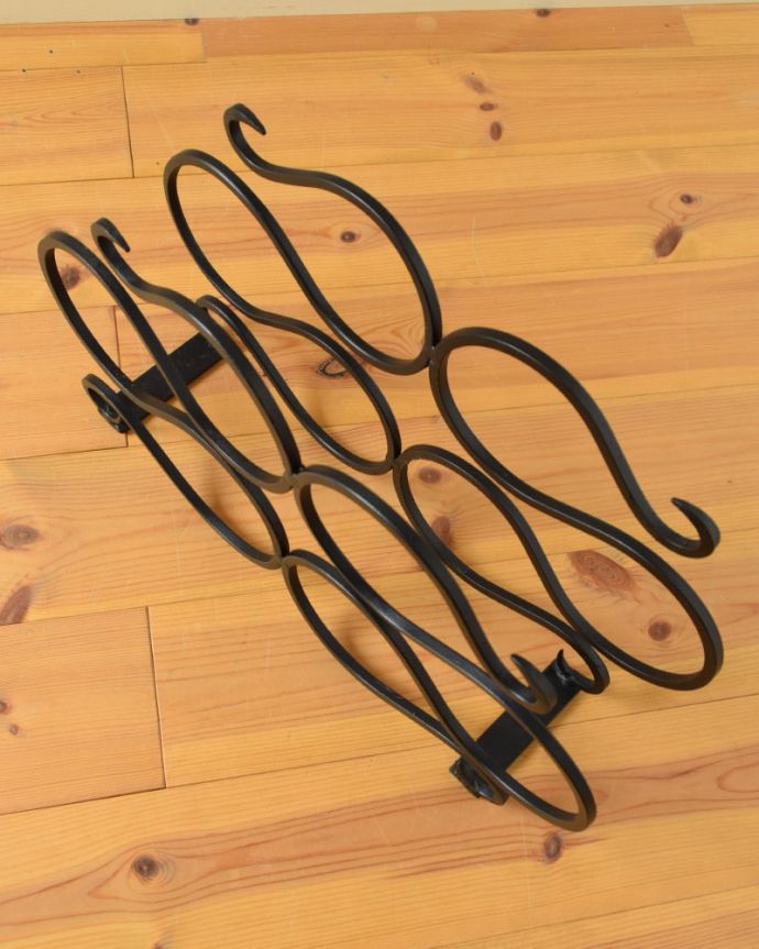 マガジンラック　アンティーク家具　イギリス見つけたお洒落なアンティークマガジンラック（ワインラック） 。奥行きも浅いので置く場所も選びません。(k-1608-f)