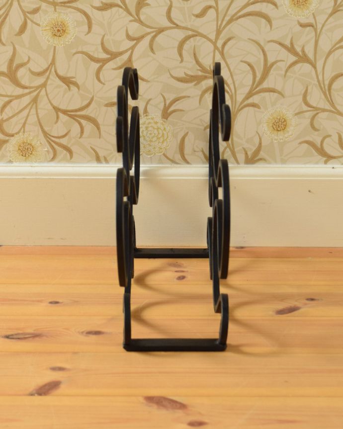 マガジンラック　アンティーク家具　イギリス見つけたお洒落なアンティークマガジンラック（ワインラック） 。※アンティークは新品ではないので、経年変化によるキズはありますが、専門の職人によって目立たないようにキレイにお直しをしています。(k-1608-f)