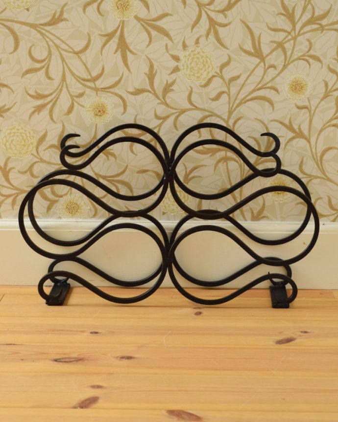 マガジンラック　アンティーク家具　イギリス見つけたお洒落なアンティークマガジンラック（ワインラック） 。木製と違ったアイアンならではのデザインが、インテリアのワンポイントになりそうです。(k-1608-f)