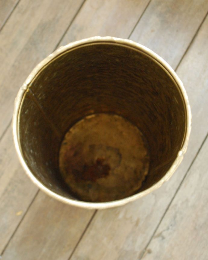 シルバーのテーブルウェア　アンティーク雑貨　ゴールドの風合いたっぷりのアンティークアンブレラスタンド。アンティークのため、多少の欠け・傷がある場合がありますが、使用上問題はありませんので、ご了承下さい。(k-1609-f)