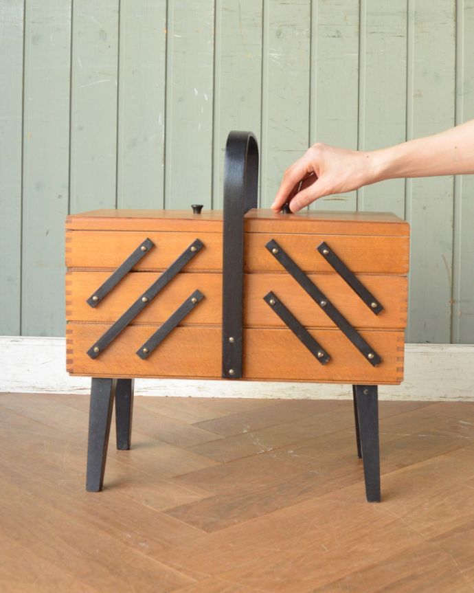 ソーイングボックス　アンティーク家具　脚付きのアンティークソーイングボックス、ブラックのライン入り（裁縫箱）。キチンとメンテナンスしてありますので、隙間なくピッタリ収まります。(k-1611-f)