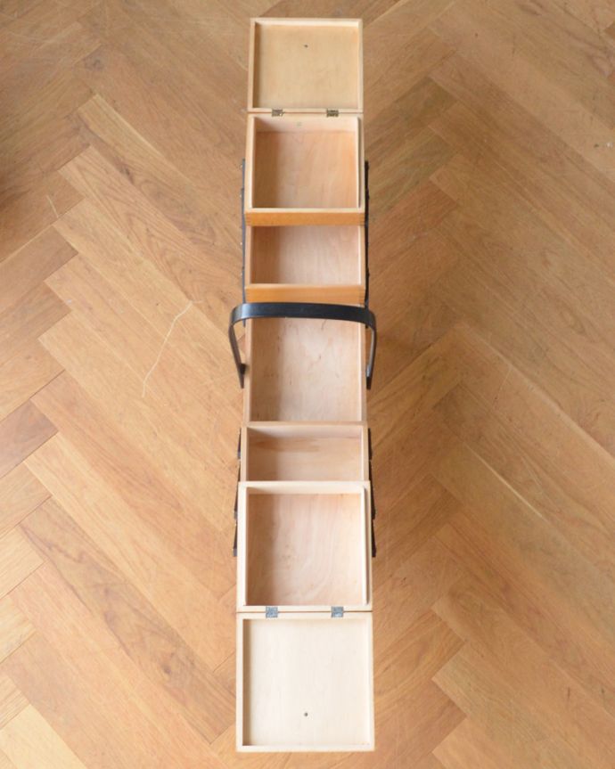 ソーイングボックス　アンティーク家具　脚付きのアンティークソーイングボックス、ブラックのライン入り（裁縫箱）。３段に分けて収納できます。(k-1611-f)