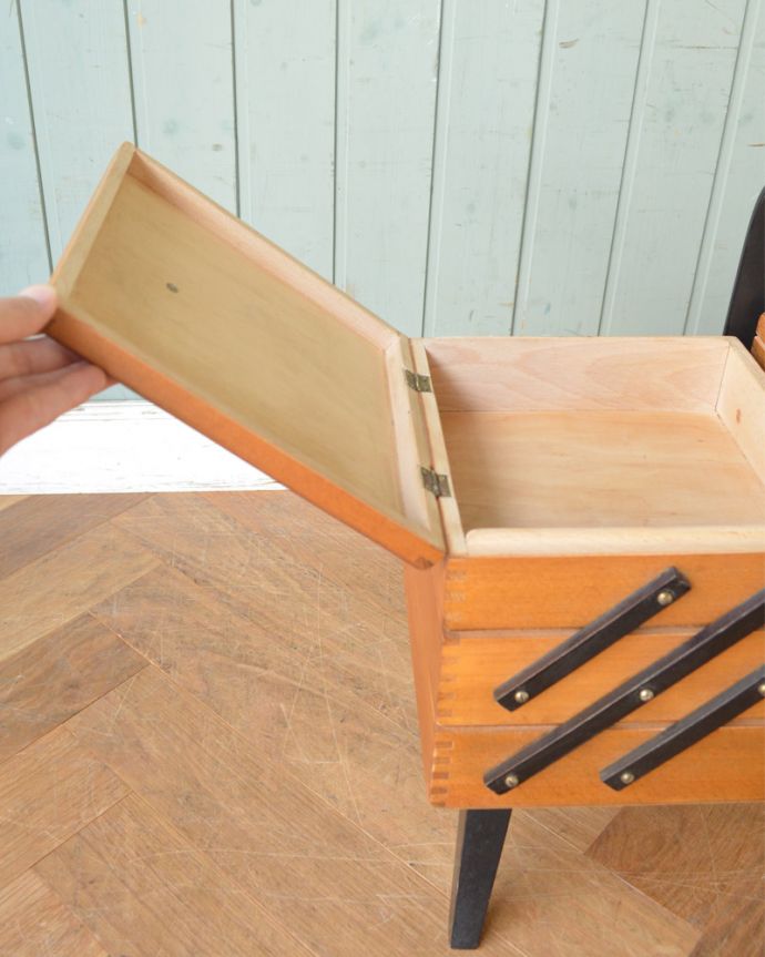 ソーイングボックス　アンティーク家具　脚付きのアンティークソーイングボックス、ブラックのライン入り（裁縫箱）。箱のふたには取っ手が付いています。(k-1611-f)