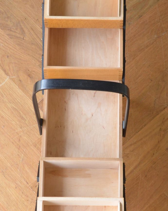 ソーイングボックス　アンティーク家具　脚付きのアンティークソーイングボックス、ブラックのライン入り（裁縫箱）。アンティークは新品ではないので、経年変化によるキズはありますが、専門の職人によって目立たないようにキレイにお直しをしています。(k-1611-f)